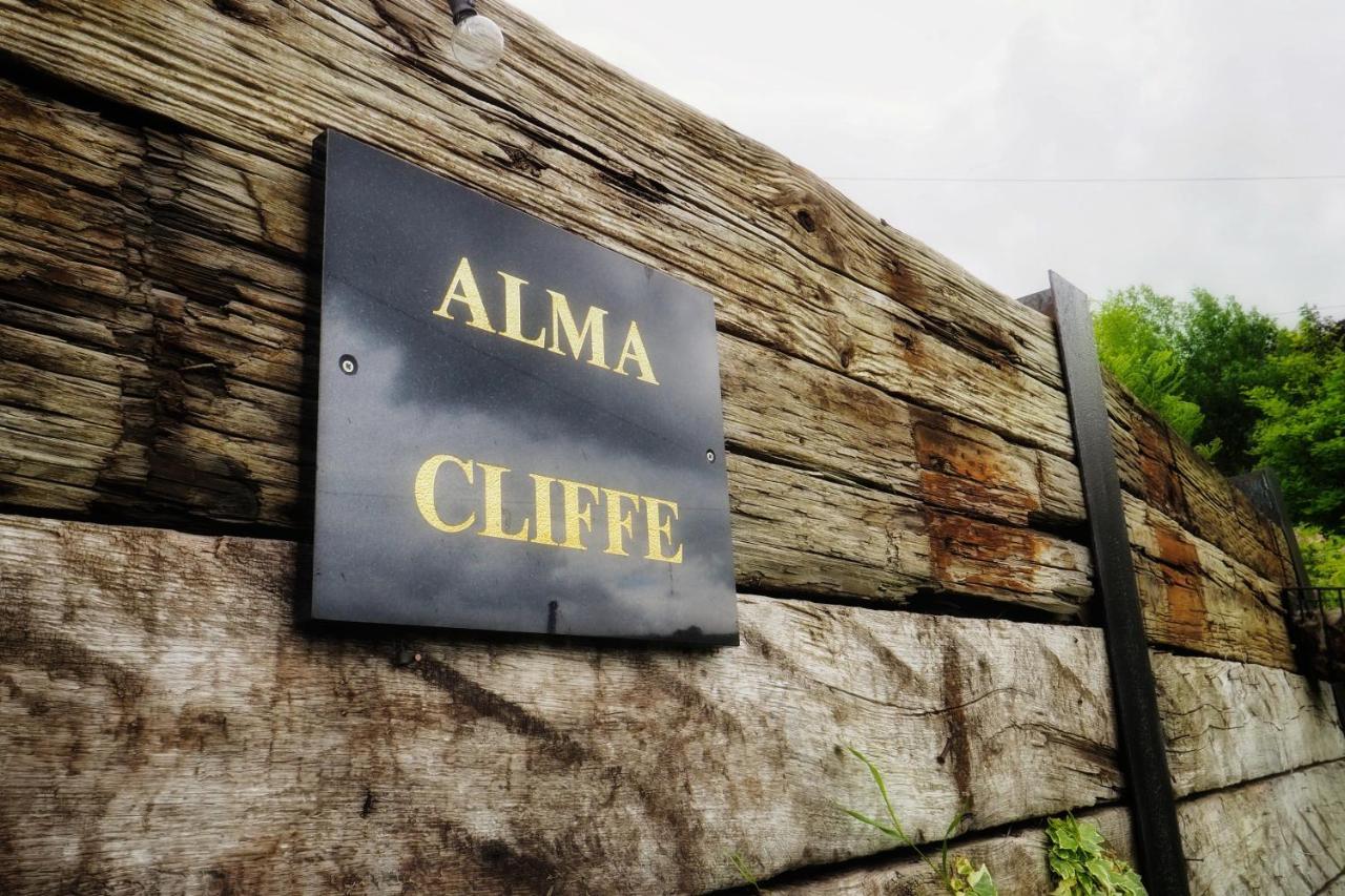 Alma Cliffe Проживание в семье